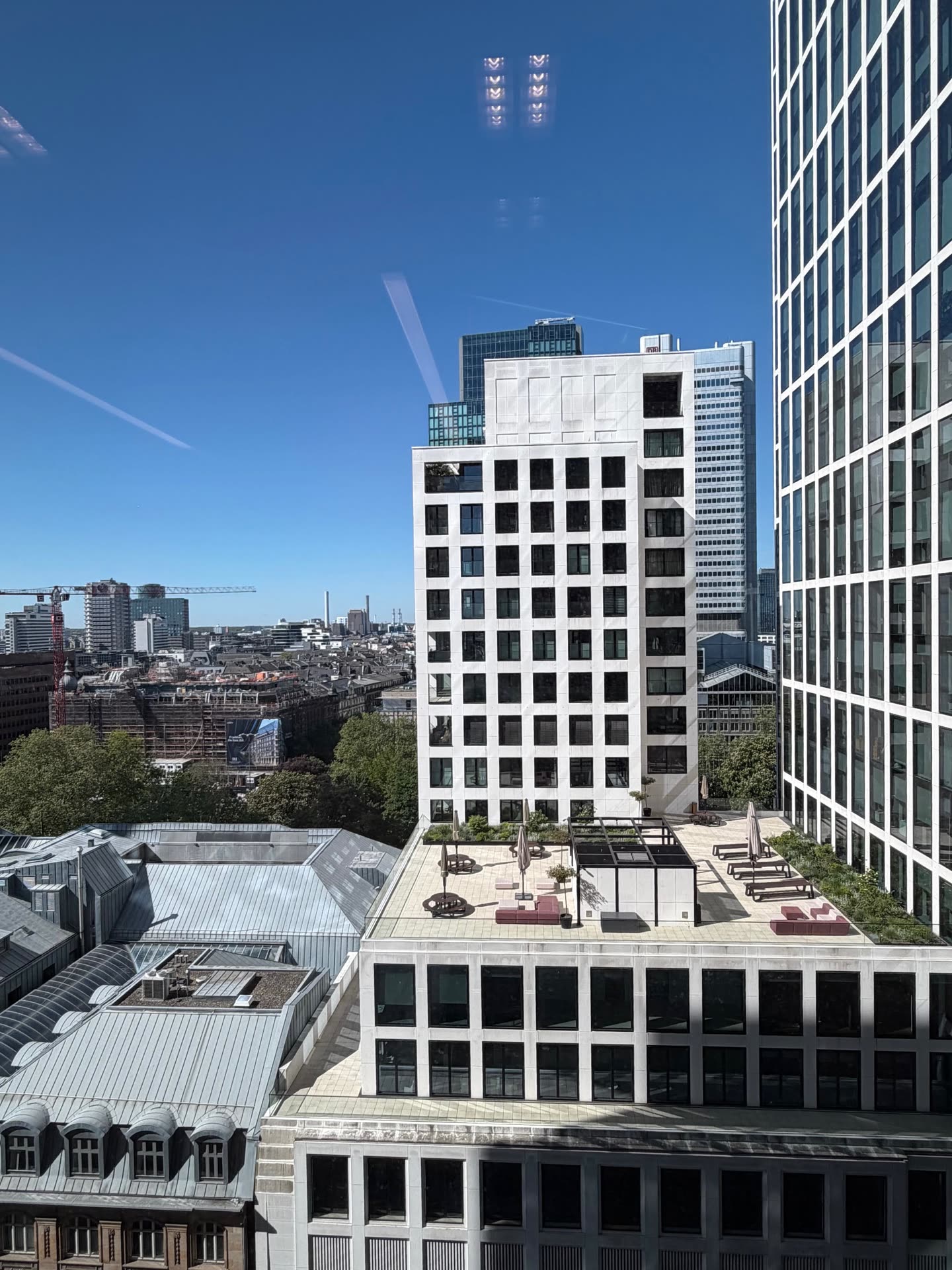 Blick aus dem Büro auf die Frankfurter Skyline – Schebo Partners