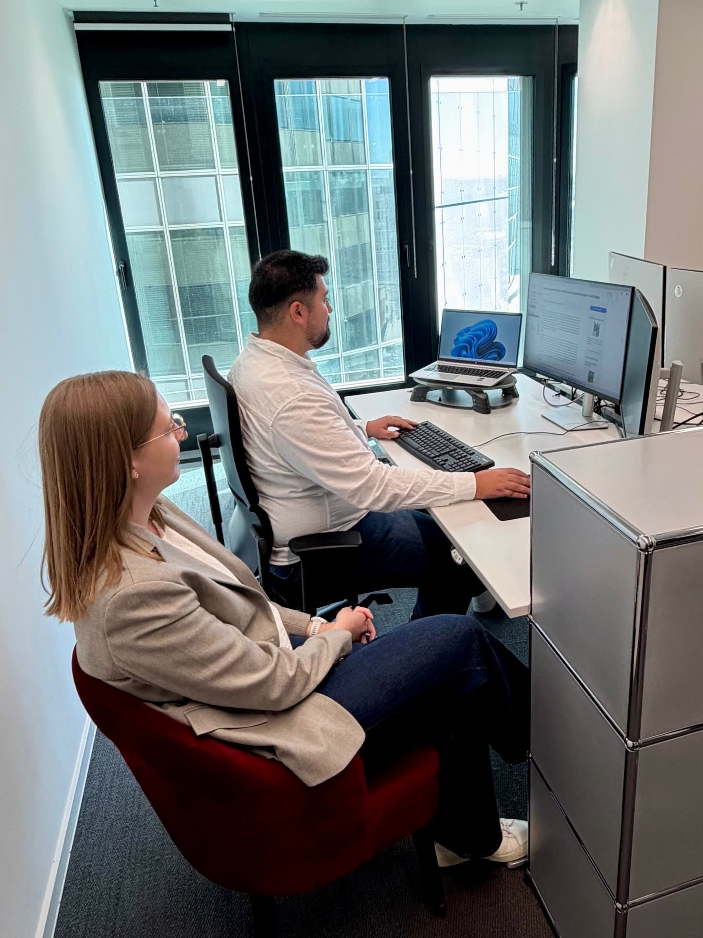 Mitarbeitende am Arbeitsplatz – Schebo Partners Frankfurt
